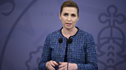 Statsminister Mette Frederiksen (S) meddelte 11. marts sidste år på et pressemøde, at store dele af Danmark skulle lukkes ned for at forhindre spredning af coronavirus. (Arkivfoto)