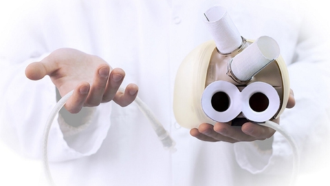 Danmark er en del af et internationalt studie, og en danske patient er nummer 13 i verden, der har fået et kunstigt hjerte fra den franske virksomhed Carmat. Det elektriske hjerte vejer lidt over et kilo og har en maksimal pumpekraft på 8,5 liter i minuttet.