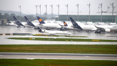 Lufthansa har haft markant færre indtægter i andet kvartal, hvor corona har påvirket selskabet. (Arkivfoto)