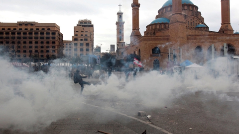 Sikkerhedsstyrker i Libanon affyrede tirsdag blandt andet tåregas mod demonstranter, der forsøgte at blokere parlamentarikeres adgang til parlamentsbygningen.