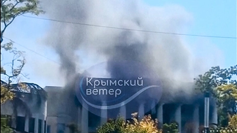 Røg stiger op fra hovedkvarteret for den russiske sortehavsflåde.