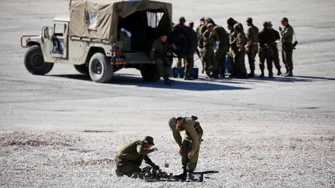 Det israelske luftvåben har tidligere udført angreb mod mål i Syrien. Her ses israelske soldater på den israelske side af grænsen mellem Israel og Syrien. (Arkivfoto)
