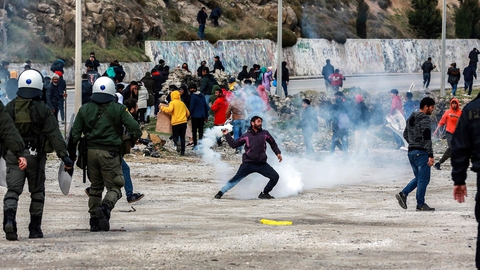 Mandag den 3. februar var der voldsomme sammenstød på den græske ø Lesbos mellem politi og migranter under en demonstration for bedre forhold i flygtningelejre. (Foto: Manolis Lagoutaris/AFP/Ritzau Scanpix)