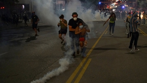 Tusindvis af amerikanere har den seneste uge været på gaden for at protestere mod politiets vold mod sorte amerikanere, efter at en sort mand døde under en brutal anholdelse i Minneapolis tirsdag i sidste uge.