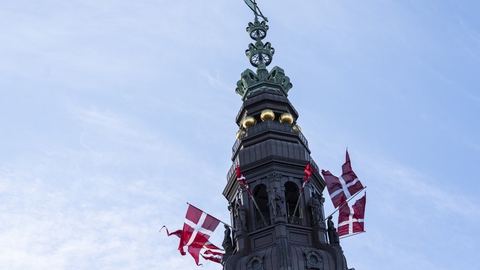 Dannebrog blafrer på Christiansborg i København. Indenfor - i Folketinget - er det i sidste ende de folkevalgte, der beslutter, hvem der får dansk statsborgerskab. (Arkivfoto)