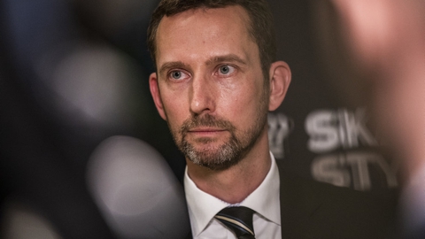 Fagdirektør Kenneth Joensen holder doorstep-pressemøde om udbyttesagen i København.