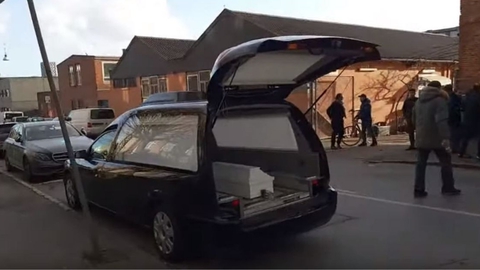 Det var denne rustvogn, der fragtede en kiste af mindste størrelse til moskéen. (Foto: Screenshot fra Frihedens Stemmes YouTube-kanal)