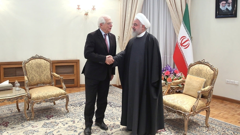 Irans præsident, Hassan Rouhani (t.h.), mødtes mandag med EU's udenrigschef, Josep Borrell, der er på besøg i Teheran mandag og tirsdag. De to talte blandt andet om atomaftalen, som er truet af kollaps, efter at USA trak sig fra aftalen.
