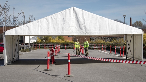  Myndighederne er i gang med at opsætte COVID-19 testcenter i telte i ved Vejlby-Risskov Hallen i Aarhus, mandag den 20. april 2020. (Foto: Bo Amstrup/Ritzau Scanpix)
