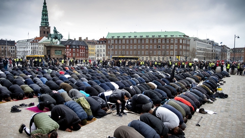 Hizb ut Tahrir Skandinavien holder fredagsbøn på Christiansborg Slotsplads i København fredag den 22. marts 2019. Fredagsbønnen er til støtte for de dræbte muslimer i Christchurch, New Zealand.. (Foto: Liselotte Sabroe/Ritzau Scanpix)