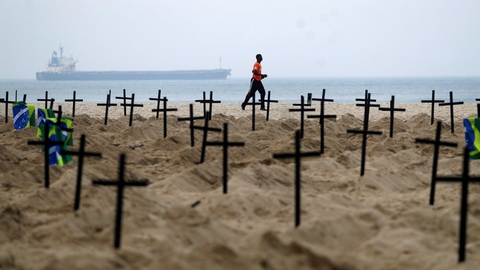 En gruppe aktivister fra Rio de Janeiro har opstillet 100 kors på stranden Copacabana som et symbol på de mange liv, som coronavirusset har taget. Fredag er der registreret yderligere 909 dødsfald i Brasilien.