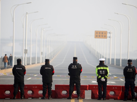 Myndighederne i Hubei-provinsen i Kina har opstillet checkpoints på hovedveje ind og ud af provinsen. Den kvinde, der er smittet i Sverige, har opholdt sig i regionen omkring storbyen Wuhan i provinsen.