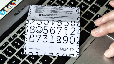 Gennem ti måneder franarrede seks mænd 157 ældre oplysninger om personnumre og NemId-koder og lænsede deres konti for næsten 11 millioner kroner, mener politi og anklagemyndigheden, som fredag har tiltalt mændene for bedrageri. (Arkivfoto).