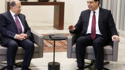 Libanons premierminister, Hassan Diab (til højre), blev udpeget som afløser for Saad Hariri.