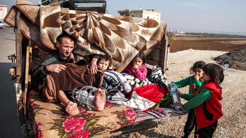 Syrien og Rusland er i gang med offensiv i provinsen Idlib, hvor jihadister kontrollerer mange byer. Det har udløst en ny flugtbølge. Her ses en såret mand med sine børn. (Foto: AAREF WATAD/Ritzau Scanpix)