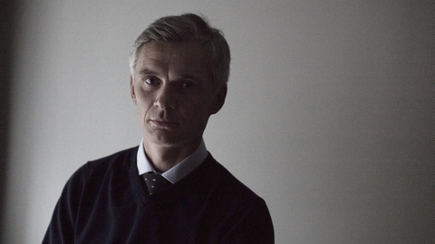 Den nu tidligere departementschef i Forsvarsministeriet, Thomas Ahrenkiel, vil få sin millionløn som normalt, mens han er fritaget for tjeneste under mistanke for urent trav i sin tid som FE-chef. Det oplyser Forsvarsministeriet i en mail til Ritzau.