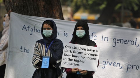 Afghanske flygtningekvinder i Indien markerer Den Internationale Kvindedag i New Delhi. I den amerikanske kongres, hvor mange medlemmer er skeptiske over for USA's planer om at trække landets sidste 2500 soldater ud af Afghanistan, er der frygt for kvinders fremtid under et muligt jihadistisk regime i Kabul.