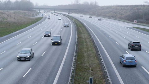Høj inflation og stigende brændstofpriser har fået flere bilister til at sænke farten på motorvejene for at spare penge. (Arkivfoto).