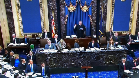 Chefdommeren i USA's højesteret, John Roberts, tager Senatet i ed ved indledningen af rigsretssagen mod præsident Donald Trump.