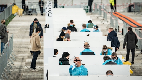 Der kan foretages op til 100.000 lyntest om dagen af de fire private udbydere, som samarbejder med staten. Men under 13.000 er blevet testet søndag. Her ses personer, der bliver testet i Parken i København.