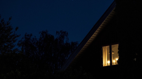 For at markere 75-året for Danmarks befrielse blev der mandag tændt lys i vinduerne landet rundt. Her er det i Gentofte.