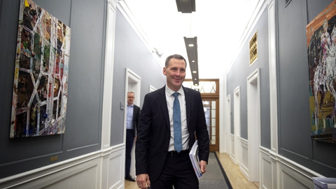 Justitsminister Nick Hækkerup (S) og regeringen har ikke umiddelbart tænkt sig at ændre væsentligt på forholdene på Udrejsecenter Ellebæk, selvom de bliver stærkt kritisteret af Europarådets Torturkomité.