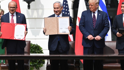 De såkaldte Abraham-aftaler blev tirsdag underskrevet ved en ceremoni udenfor Det Hvide Hus. Aftalerne normaliserer forbindelserne mellem Israel og to arabiske lande - Bahrain og De Forenede Arabiske Emirater. Fra venstre: Bahrains udenrigsminister, Abdullatif al-Zayani, Israels premierminister, Benjamin Netanyahu, USA's præsident, Donald Trump, og De Forenede Arabiske Emiraters udenrigsminister, Abdullah bin Zayed Al-Nahyan.