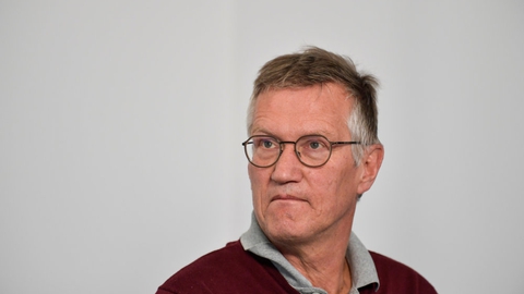 Statsepidemiolog Anders Tegnell tegner den svenske strategi i kampen mod coronavirus. Den har vakt opsigt, fordi den er noget mindre restriktiv end mange andre landes.