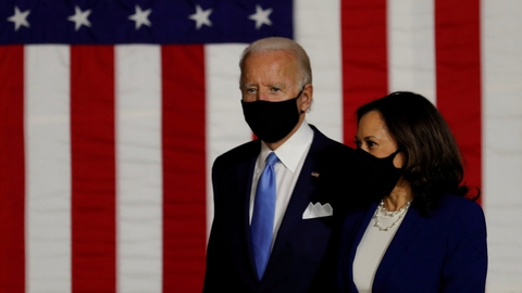 Både Joe Biden og Kamala Harris var iført sorte mundbind, da de sammen indtog scenen for første gang i Wilmington i delstaten Delaware sent onsdag aften dansk tid.