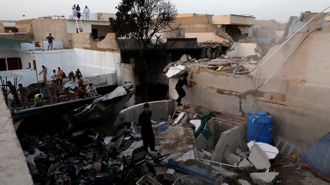 Flyet styrtede 22. maj ned i et boligområde i Karachi.