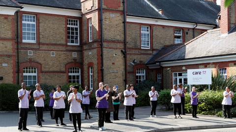 Ansatte på plejehjemmet  Elizabeth Lodge Care Home i London får bifald fra fremmødte pårørende. Men mange plejehjem i landet kritiseres. Antallet af døde med coronavirus på britiske plejehjem passerede 10.000 den 8. maj, viser officiel opgørelse. Tallaet kan være langt højere ifølge britiske medier.