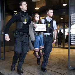 Politiet tilbageholder flere personer fra Extinction Rebellion, som aktionerer imod lufthavnsudvidelsen i København Lufthavn, fredag den 24. januar 2020. Københavns Lufthavn planlægger en udbygning af terminalområdet på i alt 80.000 m2. (Foto: Niels Christian Vilmann/Ritzau Scanpix)