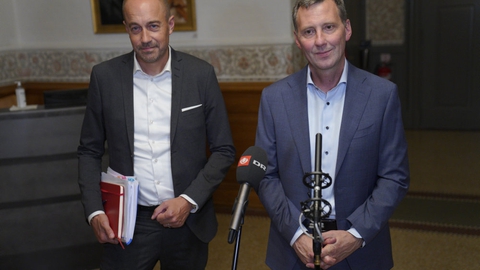 Justitsminister Nick Hækkerup (S) (t.h.) understreger forud for de kommende forhandlinger, at "alt er i spil". - Der er ingen elementer i aftalen, der er sikre, før der er en samlet aftale, siger han.