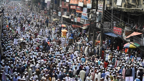 Ifølge politiet i Bangladesh demonstrerer 40.000 mennesker i hovedstaden Dhaka mod Frankrig og præsident Emmanuel Macron, der anklages for at være antimuslimske.
