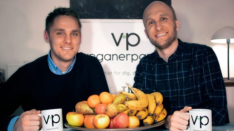 Veganerpartiets to stiftere. Henrik Vindfeldt til venstre og Michael Monberg, forperson for partiet, til højre. (Foto: Veganerpartiet)