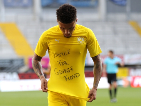Dortmunds engelske midtbanespiller Jadon Sancho viste en trøje i forbindelse med sin scoring mod Paderborn i weekenden, hvor der står "Justice for George Floyd" eller "retfærdighed for George Floyd".