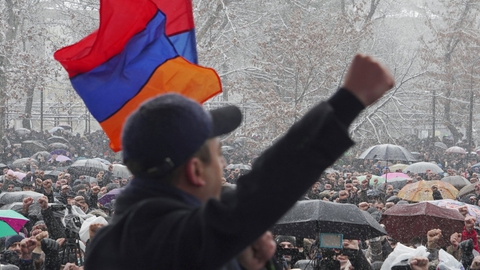 De interne spændinger er vokset i Armenien, siden landet sidste år blev taber i en kortvarig, men blodig krig mod nabolandet Aserbajdsjan om retten til enklaven Nagorno-Karabakh. Her fra en demonstration i i hovedstaden Jerevan lørdag, hvor kravet om premierminister Nikol Pashinyans afgang lød.