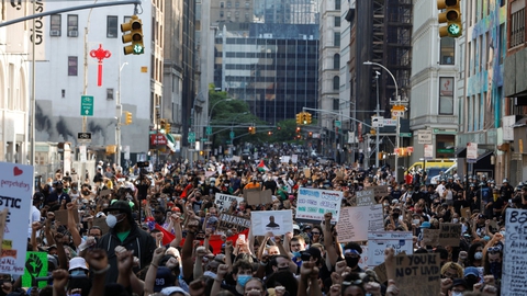 New York City har længe været USA's hårdt ramte by med coronavirus. Nu flyder byens gader med protester mod politivold efter George Floyds død.