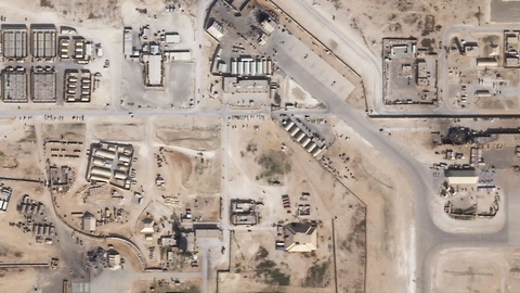 Satellitbilledet her viser angiveligt skade forårsaget af iranske missiler ved Al Asad-luftbasen i øverste højre hjørne, nederste venstre hjørne og i midten.