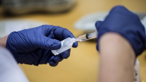 Pfizer oplyste fredag, at selskabet leverer færre vacciner denne uge, fordi det skal opgradere sin fabrik i Puurs, Belgien. (Arkivfoto).