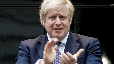 Den britiske premierminister, Boris Johnson, deltager i "Clap for Carers", en hyldest til sundhedspersonale verden over. Selv har han flere gange rost de læger og sygeplejersker, der behandlede ham.