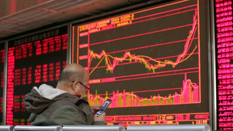 I Shanghai åbnede aktiemarkedet mandag med store kursfald. Det er første handelsdag efter fejringen af det kinesiske nytår, og efter at et udbrud af et nyt coronavirus har sat dele af samfundet i stå. (Arkivfoto).