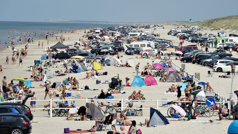 Selv om vejret er godt, må man stadig ikke samles flere end 50 personer på offentlige steder. (Arkivfoto)