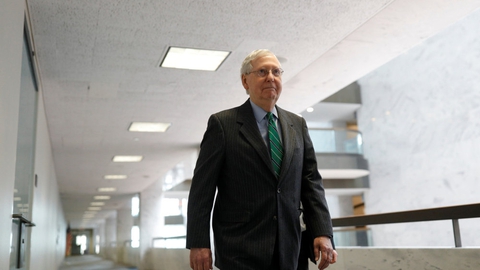 Den replublikanske flertalsleder i det amerikanske Senat, Mitch McConnell, fremlagde torsdag en krisepakke til knap 7000 milliarder kroner, der skal hjælpe amerikanere under viruspandemien og stabilisere USA's økonomi.