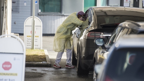 Lægevagten i Stavanger har sat et telt op udendørs for at teste for coronavirusset. Over hele Norge er der, i lighed med i Danmark og Sverige, indført skrappe restriktioner i et forsøg på at komme smitten til livs.