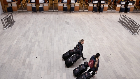 Der er meget langt mellem passagererne i Københavns Lufthavn i Kastrup under coronakrisen. (Arkivfoto).
