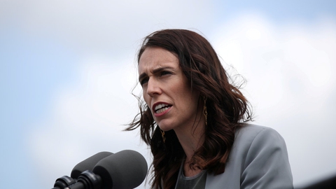 New Zealands premierminister, Jacinda Ardern, siger, at alle turister, der ikke overholder krav om to ugers isolation efter indrejse, vil blive deporteret.