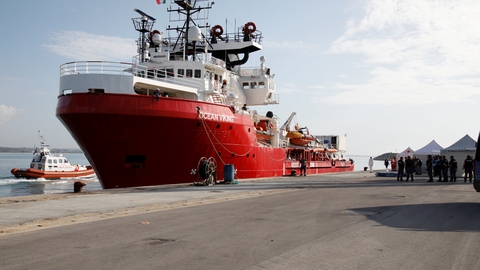 Det norskejede redningsskib "Ocean Viking" har mandag hentet 184 mennesker op fra to gummibåde. Redningsskibet har dermed i alt hentet 407 mennesker op over de seneste 72 timer. Skibet ses her i en havn på Sicilien i oktober. (Arkivbillede).