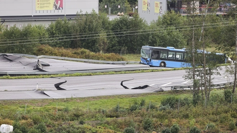 Asfalten forsvandt natten til lørdag under bilisterne på den svenske motorvej E6, da et jordfaldshul på cirka 100 meter i diameter åbnede sig under et stykke af vejen lidt nord for Gøteborg.