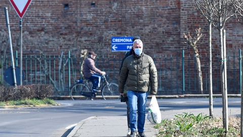 En mand bærer mindbund i den lille italienske by Codogno.